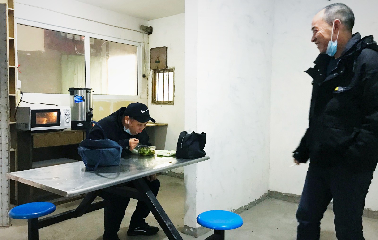 10月份，公司新租建駕駛員休息室之一，駕駛員在休息室內愉悅休息與交談.jpg